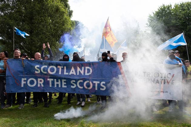 News Bilder des Tages July 25, 2026, Glasgow, Scotland, UK: Anti-immigration protesters aligned with Patriotic Alternative hold banners during a demonstration in Glasgow. The protest took place amid heightened tensions over immigration and asylum seekers following months of unrest and protests across Scotland and was met with a counter protest held by pro-immigration supporters. Glasgow UK - ZUMAs357 20260725_zip_s357_015 Copyright: xCameronxScottx