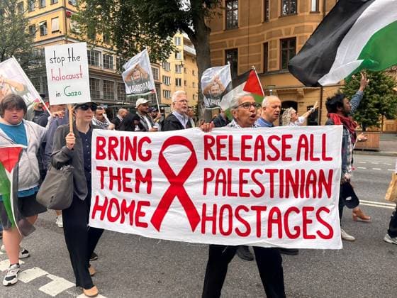 News Bilder des Tages Protest in Stockholm Against Israeli Attacks on Gaza and Lebanon STOCKHOLM, SWEDEN - JULY 25: Demonstrators protest Israel s ongoing attacks on the Gaza Strip and Lebanon during a rally in Stockholm, Sweden, on July 25, 2026. Atila Altuntas Anadolu Stockholms Sweden. Editorial use only. Please get in touch for any other usage.  Copyright: x2026xAnadoluxAtilaxAltuntasx