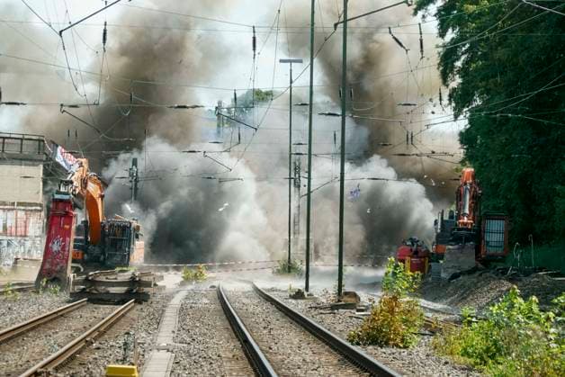 News Bilder des Tages CNTV BRUECKE- Mit viel Rauch und Qualm wurde heute eine weitere Bruecke gesprengt im umfeld der Abrissarbeiten Sternenbruecke Sprengung einer Eisenbahnbrücke 25.07.2026 Hamburg - Diebsteich auf der DB Baustelle Arbeiten zur Verlegung des Bahnhofs Hamburg-Altona In der Nähe des S-Bahnhofs Diebsteich wird ein Kreuzungsbauwerk zurückgebaut. Hamburg Deutschland *** CNTV BRIDGE Amid thick smoke and fumes, another bridge was demolished today as part of the Sternenbrücke demolition project. Demolition of a railroad bridge, July 25, 2026, Hamburg-Diebsteich, at the DB construction site where work is underway to relocate the Hamburg-Altona train station. In near the Diebsteich S-Bahn station, an overpass is being dismantled; Hamburg, Germany