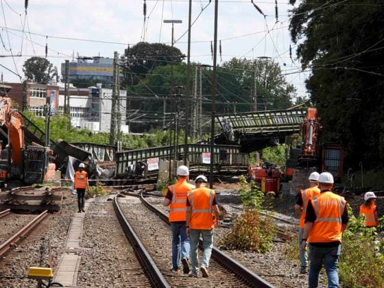 CNTV BRUECKE- Heute wurde eine weitere Bruecke gesprengt im umfeld der Abrissarbeiten Sternenbruecke Sprengung einer Eisenbahnbrücke 25.07.2026 Hamburg - Diebsteich auf der DB Baustelle Arbeiten zur Verlegung des Bahnhofs Hamburg-Altona In der Nähe des S-Bahnhofs Diebsteich wird ein Kreuzungsbauwerk zurückgebaut. Hamburg Deutschland *** CNTV BRIDGE: Today, another bridge was demolished as part of the demolition work at Sternenbrücke. Demolition of a railroad bridge on July 25, 2026, in Hamburg-Diebsteich at the DB construction site. Work is underway to relocate the Hamburg-Altona train station. Near the S-Bahn station Diebsteich, an overpass is being dismantled; Hamburg, Germany