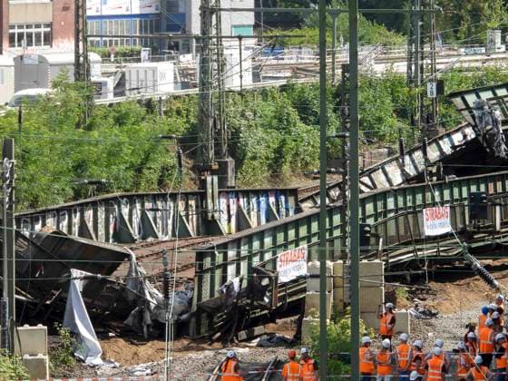 CNTV BRUECKE- Heute wurde eine weitere Bruecke gesprengt im umfeld der Abrissarbeiten Sternenbruecke Sprengung einer Eisenbahnbrücke 25.07.2026 Hamburg - Diebsteich auf der DB Baustelle Arbeiten zur Verlegung des Bahnhofs Hamburg-Altona In der Nähe des S-Bahnhofs Diebsteich wird ein Kreuzungsbauwerk zurückgebaut. Hamburg Deutschland *** CNTV BRIDGE: Today, another bridge was demolished as part of the demolition work at Sternenbrücke. Demolition of a railroad bridge on July 25, 2026, in Hamburg-Diebsteich at the DB construction site. Work is underway to relocate the Hamburg-Altona train station. Near the S-Bahn station Diebsteich, an overpass is being dismantled; Hamburg, Germany