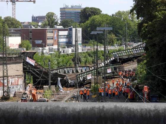 CNTV BRUECKE- Heute wurde eine weitere Bruecke gesprengt im umfeld der Abrissarbeiten Sternenbruecke Sprengung einer Eisenbahnbrücke 25.07.2026 Hamburg - Diebsteich auf der DB Baustelle Arbeiten zur Verlegung des Bahnhofs Hamburg-Altona In der Nähe des S-Bahnhofs Diebsteich wird ein Kreuzungsbauwerk zurückgebaut. Hamburg Deutschland *** CNTV BRIDGE: Today, another bridge was demolished as part of the demolition work at Sternenbrücke. Demolition of a railroad bridge on July 25, 2026, in Hamburg-Diebsteich at the DB construction site. Work is underway to relocate the Hamburg-Altona train station. Near the S-Bahn station Diebsteich, an overpass is being dismantled; Hamburg, Germany