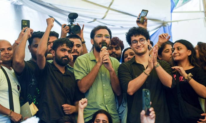 CJP Leaders Celebrate with Supporters at Jantar Mantar After Dharmendra Pradhan s Resignation New Delhi, Jul 25 (ANI): Cockroach Janta Party s Chief Spokesperson Saurav Das and its National Spokesperson Ashutosh Ranka celebrate with their supporters near Jantar Mantar after Union Education Minister Dharmendra Pradhan resigns from his post, in New Delhi on Saturday. New Delhi Delhi India Copyright: xANIx ANI_20260725394
