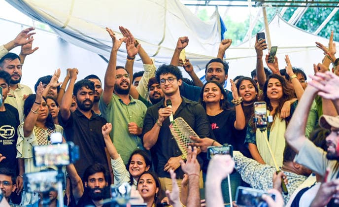 CJP Leaders Celebrate with Supporters near Jantar Mantar After Dharmendra Pradhan s Resignation New Delhi, Jul 25 (ANI): Cockroach Janta Party s Chief Spokesperson Saurav Das and its National Spokesperson Ashutosh Ranka celebrate with their supporters near Jantar Mantar after Union Education Minister Dharmendra Pradhan resigns from his post, in New Delhi on Saturday. New Delhi Delhi India Copyright: xANIx ANI_20260725400
