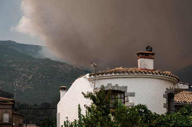 The Burgohondo wildfire forces the evacuation of six towns in the Tiétar Valley as the flames advance. Smoke fills the sky due to the Burgohondo wildfire on July 25, 2026, in Casavieja, Ávila, Castile and León, Spain. The Burgohondo forest fire in Ávila remains active, and its progression has forced authorities to expand protective measures for the population. Emergency services have ordered the preventive evacuation of six towns in the Tiétar Valley as the fire advances and due to the risk posed by the proximity of the flames and smoke. PiedRalaves, La Adrada, Casillas, Sotillo, Santa María del Tiétar, and Navahondilla July 25, 2026 FOREST FIRE Carlos Lujá Casavieja, Ávila, Castile and Leo Casavieja, Ávila, Castile and Leo Spain  Copyright: xCarlosxLujanx 7687421