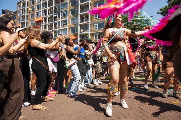 ROTTERDAM - Visitors during the street parade of the Rotterdam Unlimited Summer Carnival. Carnival groups present their new themes with colorful costumes, choreographies, music, floats, and live percussion. LINA SELG ANP netherlands out - belgium out  Copyright: xx x564267029x originalFilename: 564267029.jpg