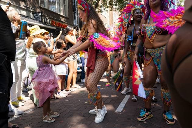 ROTTERDAM - Visitors and participants dance during the street parade of the Rotterdam Unlimited Summer Carnival. Carnival groups present their new themes with colorful costumes, choreographies, music, floats, and live percussion. LINA SELG ANP netherlands out - belgium out  Copyright: xx x564267048x originalFilename: 564267048.jpg
