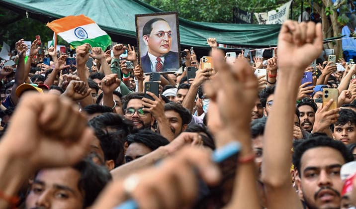 News Bilder des Tages CJP supporters and students celebrate after Dharmendra Pradhan resigns from his post New Delhi, Jul 25 (ANI): CJP supporters and students celebrate at the protest site after Union Education Minister Dharmendra Pradhan resigns from his post, at Jantar Mantar, in New Delhi on Saturday. New Delhi Delhi India Copyright: xANIx ANI_20260725408