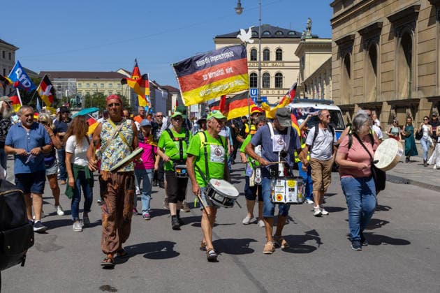 Munich, Bavaria, Germany July 25, 2026: Protesters demonstrate in downtown Munich against Chancellor Friedrich Merz (CDU) and the federal government™s policies. The rally is directed, among other things, against the government™s economic and social policies *** Teilnehmer demonstrieren in der Münchner Innenstadt gegen Bundeskanzler Friedrich Merz (CDU) und die Politik der Bundesregierung. Die Kundgebung richtet sich unter anderem gegen die Regierungs- und Sozialpolitik