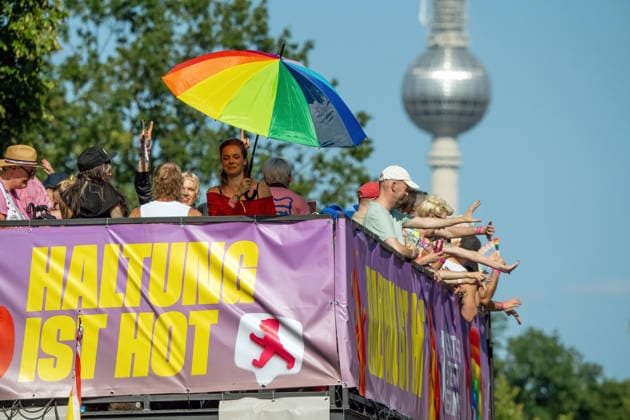 CSD Berlin 2026, große CSD-Parade am Samstag, Motto: Haltung ist hot, Berliner Fernsehturm, Berlin, 25. Juli 2026 Deutschland, Berlin, 25. Juli 2026, CSD Berlin 2026, CSD-Parade, Wagen 1 ist um 16:40 Uhr auf der Zielgeraden, Sonnenschirm in Regenbogenfarben, der Berliner Fernsehturm ist im Hintergrund, Demonstrationszug von der Leipziger Straße zum Brandenburger Tor, CSD-Motto: Haltung ist hot, Hunderttausende Teilnehmer, bunt geschmückte Wagen und zahlreiche Fußgruppen ziehen durch die Berliner Innenstadt, Christopher Street Day, 2. Tag des Berliner CSD-Wochenendes, Demonstration der queeren Community für gesellschaftliche Vielfalt und Demokratie, Community, Solidarität, Vielfalt, Demonstration, Samstag ab 12 Uhr, feiern, schönes S