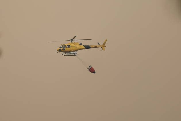 The fire is spreading slowly at night and has lost some intensity, but winds are expected to pick up this morning. A helicopter is assisting in efforts to extinguish the wildfire on July 25, 2026, in San Martín de Valdeiglesias, Madrid, Spain. Overnight, the change in weather conditions—with less wind, higher humidity, and cooler temperatures—has helped, although the fire remains active. The authorities’ priority is to prevent the fire from reaching El Escorial or merging with the one affecting the Burgohondo area, in Ávila. JULY 25, 2026 FIRE HELICOPTER FIREFIGHTERS SMOKE San Martín de Valdeiglesias, Madrid, Spain San Martín de Valdeiglesias, Madrid, Spain  Copyright: xEduardoxParrax 7687489