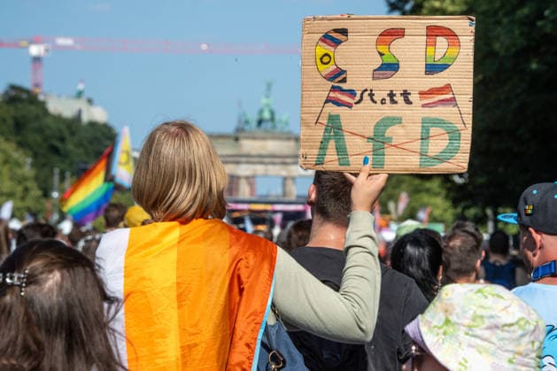 CSD Berlin 2026, Teilnehmer mit Schild: CSD statt AfD, Brandenburger Tor, große CSD-Parade am Samstag, Motto: Haltung ist hot, Berliner Fernsehturm, Berlin, 25. Juli 2026 Deutschland, Berlin, 25. Juli 2026, CSD Berlin 2026, CSD-Parade ist um 16:40 Uhr auf der Zielgeraden, Teilnehmer mit Schild: CSD statt AfD, Brandenburger Tor, CSD-Motto: Haltung ist hot, Hunderttausende Teilnehmer, bunt geschmückte Wagen und zahlreiche Fußgruppen ziehen durch die Berliner Innenstadt, Christopher Street Day, 2. Tag des Berliner CSD-Wochenendes, Demonstration der queeren Community für gesellschaftliche Vielfalt und Demokratie, Community, Solidarität, Vielfalt, Demonstration, Samstag ab 12 Uhr, feiern, schönes Sommerwetter bis 27 Grad, *** CSD Berlin 2