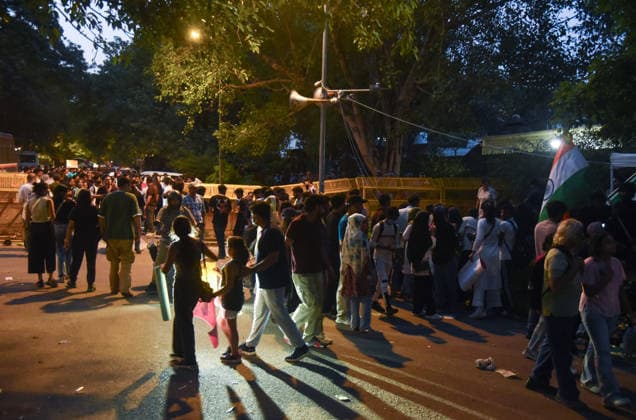 People vacate the protest site after CJP protest concludes New Delhi, Jul 25 (ANI): People walk away from the protest site after CJP protest concludes, at Jantar Mantar in New Delhi on Saturday. New Delhi Delhi India Copyright: xANIx ANI_20260725483