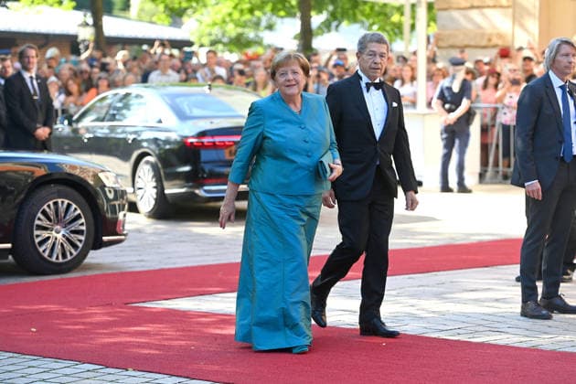 Angela MERKEL und Ehemann Joachim SAUER, Eroeffnung der Bayreuther Richard Wagner Festspiele 2026, Roter Teppich am 25.07.2026. Gruener Huegel, *** Angela MERKEL and her husband Joachim SAUER, opening of the 2026 Bayreuth Richard Wagner Festival, red carpet on July 25, 2026, at the Green Hill,