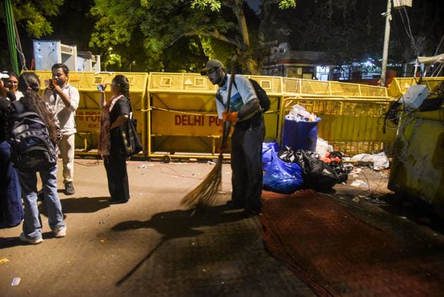 People vacate the protest site after CJP protest concludes New Delhi, Jul 25 (ANI): A man cleans the protest site after CJP protest concludes, at Jantar Mantar in New Delhi on Saturday. New Delhi Delhi India Copyright: xANIx ANI_20260725485