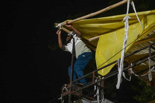 People vacate the protest site after CJP protest concludes New Delhi, Jul 25 (ANI): A man dismantles the tent from the protest site after CJP protest concludes, at Jantar Mantar in New Delhi on Saturday. New Delhi Delhi India Copyright: xANIx ANI_20260725498