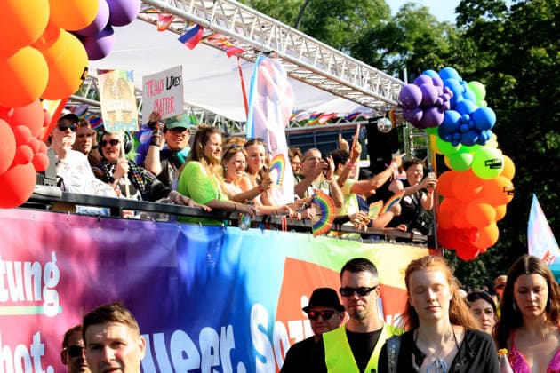 CSD in Berlin Menschen , Fahnen, Partywagen, Nordphoto *** CSD in Berlin: People, Flags, Party Floats, Nordphoto Copyright: xNordphotox xEnglerx