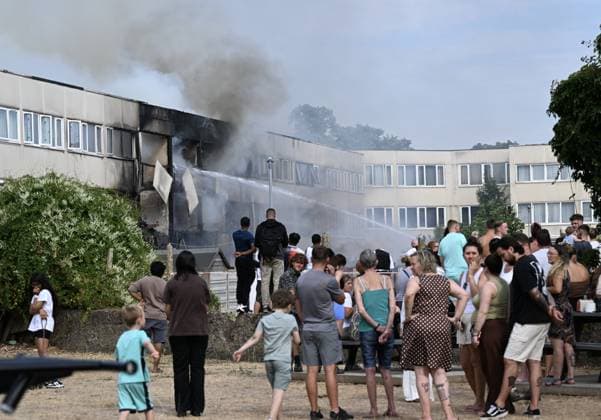 News Bilder des Tages Firefighters Battle Major Blaze in South London’s Mitcham LONDON, UNITED KINGDOM - JULY 25: Firefighters work to extinguish a fire that broke out on Belgrave Walk in the Mitcham area of south London, United Kingdom, on July 25, 2026. Around 125 firefighters and 20 fire engines were deployed to the scene as thick smoke covered the area, prompting authorities to advise nearby residents to keep their doors and windows closed while firefighting operations continued. Rasid Necati Aslim Anadolu London United Kingdom. Editorial use only. Please get in touch for any other usage.  Copyright: x2026xAnadoluxRasidxNecatixAslimx
