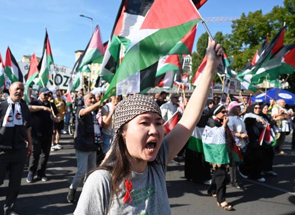 Pro-Palestinian rally in Berlin BERLIN, GERMANY - JULY 25: People take part in a pro-Palestinian demonstration in solidarity with Palestinians in central Berlin, Germany, on July 25, 2026. Volodymyr Sindieiev Anadolu Berlin Germany. Editorial use only. Please get in touch for any other usage.  Copyright: x2026xAnadoluxVolodymyrxSindieievx