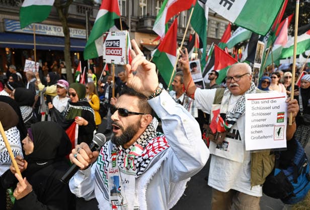 Pro-Palestinian rally in Berlin BERLIN, GERMANY - JULY 25: People take part in a pro-Palestinian demonstration in solidarity with Palestinians in central Berlin, Germany, on July 25, 2026. Volodymyr Sindieiev Anadolu Berlin Germany. Editorial use only. Please get in touch for any other usage.  Copyright: x2026xAnadoluxVolodymyrxSindieievx