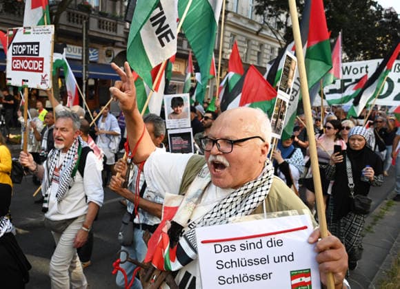 Pro-Palestinian rally in Berlin BERLIN, GERMANY - JULY 25: People take part in a pro-Palestinian demonstration in solidarity with Palestinians in central Berlin, Germany, on July 25, 2026. Volodymyr Sindieiev Anadolu Berlin Germany. Editorial use only. Please get in touch for any other usage.  Copyright: x2026xAnadoluxVolodymyrxSindieievx