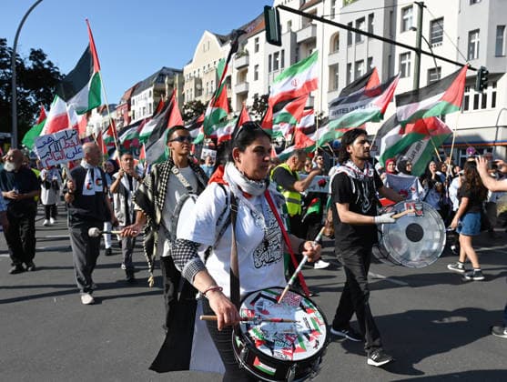 News Bilder des Tages Pro-Palestinian rally in Berlin BERLIN, GERMANY - JULY 25: People take part in a pro-Palestinian demonstration in solidarity with Palestinians in central Berlin, Germany, on July 25, 2026. Volodymyr Sindieiev Anadolu Berlin Germany. Editorial use only. Please get in touch for any other usage.  Copyright: x2026xAnadoluxVolodymyrxSindieievx