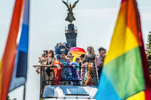 CSD Berlin 2026, große CSD-Parade am Samstag, Wagen 1 auf der Zielgeraden, Regenbogenflaggen und Siegessäule, Berlin, 25. Juli 2026 Deutschland, Berlin, 25. Juli 2026, CSD Berlin 2026, CSD-Parade, Wagen 1 ist um 16:30 Uhr auf der Zielgeraden, Regenbogenflaggen und Siegessäule sind im Hintergrund, Demonstrationszug von der Leipziger Straße zum Brandenburger Tor, CSD-Motto: Haltung ist hot, Hunderttausende Teilnehmer, bunt geschmückte Wagen und zahlreiche Fußgruppen ziehen durch die Berliner Innenstadt, Christopher Street Day, 2. Tag des Berliner CSD-Wochenendes, Demonstration der queeren Community für gesellschaftliche Vielfalt und Demokratie, Community, Solidarität, Vielfalt, Demonstration, Samstag ab 12 Uhr, feiern, schönes Somme