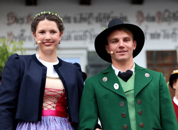Tutzinger Fischerhochzeit, Polterabend am Gröberhof (Guggerhof) hier im Bild das Tutzinger Brautpaar der Fischerhochzeit 2026 Mara Bove (als Braut) (li.) mit Valentin Müller (als Bräutigam) (re.) *** Tutzing Fishermen s Wedding, pre-wedding party at the Gröberhof Guggerhof; pictured here are the Tutzing bride and groom from the 2026 Fishermen s Wedding: Mara Bove as the bride (left) and Valentin Müller as the groom (right)