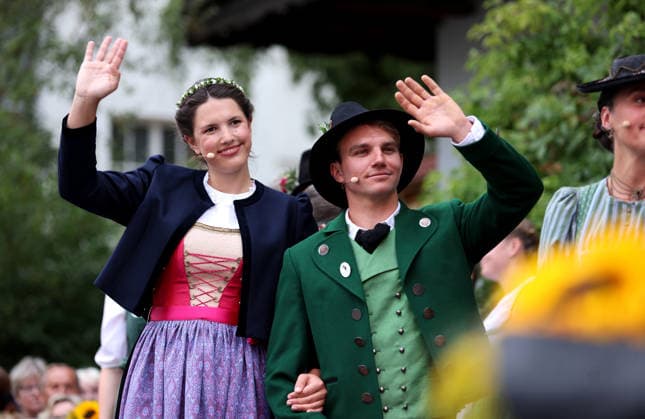 Tutzinger Fischerhochzeit, Polterabend am Gröberhof (Guggerhof) hier im Bild das Tutzinger Brautpaar der Fischerhochzeit 2026 Mara Bove (als Braut) (li.) mit Valentin Müller (als Bräutigam) (re.) winkend *** Tutzing Fishermen s Wedding, pre-wedding party at the Gröberhof Guggerhof; pictured here are the Tutzing bride and groom from the 2026 Fishermen s Wedding: Mara Bove (bride, left) and Valentin Müller (groom, right), waving