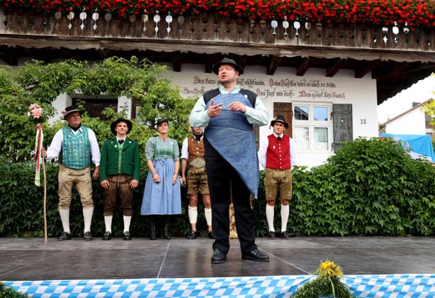 Tutzinger Fischerhochzeit, Polterabend am Gröberhof (Guggerhof) hier im Bild der Altknecht, gespielt von Christian Wolfert auf der Bühne *** Tutzing Fishermen s Wedding, pre-wedding party at the Gröberhof Guggerhof; pictured here is the Altknecht, played by Christian Wolfert on stage