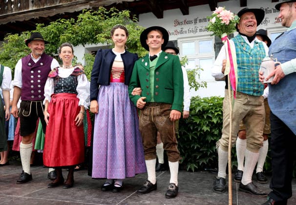 Tutzinger Fischerhochzeit, Polterabend am Gröberhof (Guggerhof) hier im Bild das Tutzinger Brautpaar der Fischerhochzeit 2026 Mara Bove (als Braut) (li.) mit Valentin Müller (als Bräutigam) (re.) *** Tutzing Fishermen s Wedding, pre-wedding party at the Gröberhof Guggerhof; pictured here are the Tutzing bride and groom from the 2026 Fishermen s Wedding: Mara Bove as the bride (left) and Valentin Müller as the groom (right)