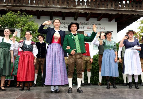 News Bilder des Tages Tutzinger Fischerhochzeit, Polterabend am Gröberhof (Guggerhof) hier im Bild das Tutzinger Brautpaar der Fischerhochzeit 2026 Mara Bove (als Braut) (li.) mit Valentin Müller (als Bräutigam) (re.) winkend *** Tutzing Fishermen s Wedding, pre-wedding party at the Gröberhof Guggerhof; pictured here are the Tutzing bride and groom from the 2026 Fishermen s Wedding: Mara Bove (bride, left) and Valentin Müller (groom, right), waving