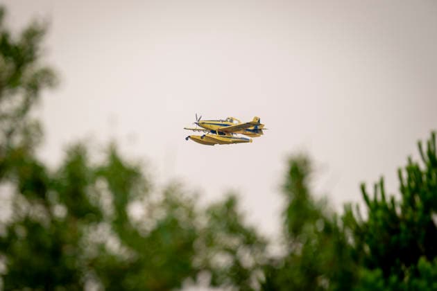 The fire is spreading slowly at night and has lost some intensity, but winds are expected to pick up this morning. A water bomber is assisting in firefighting efforts on July 25, 2026, in San Martín de Valdeiglesias, Madrid, Spain. Overnight conditions improved, with less wind, higher humidity, and cooler temperatures, although the fire remains active. The authorities’ priority is to prevent the fire from reaching El Escorial or merging with the one affecting the Burgohondo area, in Ávila. JULY 25, 2026 FIRE HELICOPTER FIREFIGHTERS SMOKE FLAME SEAPLANE On Foot San Martín de Valdeiglesias, Madrid, Spain San Martín de Valdeiglesias, Madrid, Spain  Copyright: xA.xPÃ rezxMecax 7687666