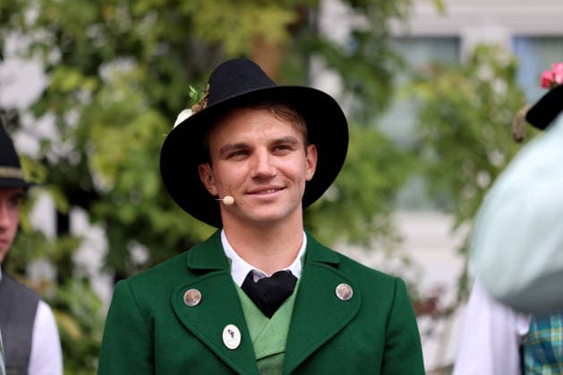 Tutzinger Fischerhochzeit, Polterabend am Gröberhof (Guggerhof) hier im Bild Valentin Müller (als Bräutigam) *** Tutzing Fishermen s Wedding, pre-wedding party at the Gröberhof Guggerhof; pictured here is Valentin Müller as the groom