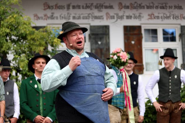 Tutzinger Fischerhochzeit, Polterabend am Gröberhof (Guggerhof) hier im Bild Christian Wolfert *** Tutzing Fishermen s Wedding, pre-wedding party at the Gröberhof Guggerhof; pictured here is Christian Wolfert