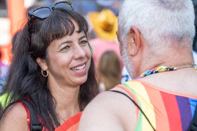 News Bilder des Tages CSD Berlin 2026, Elif Eralp, Linken-Spitzenkandidati für die Berliner Abgeordnetenhauswahl am 20. September 2026,im Gespräch mit CSD-Teilnehmer, große CSD-Parade am Samstag, Motto: Haltung ist hot, Berlin, 25. Juli 2026 Deutschland, Berlin, 25. Juli 2026, CSD Berlin 2026, CSD-Parade, Elif Eralp, Linken-Spitzenkandidatin für die Berliner Abgeordnetenhauswahl am 20. September 2026, im Gespräch mit CSD-Teilnehmer, Demonstrationszug von der Leipziger Straße über den Potsdamer Platz zum Brandenburger Tor, CSD-Motto: Haltung ist hot, Hunderttausende Teilnehmer, bunt geschmückte Wagen und zahlreiche Fußgruppen ziehen durch die Berliner Innenstadt, Christopher Street Day, 2. Tag des Berliner CSD-Wochenendes, Demonstration der queeren Com