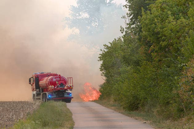 25.07.2026 Feldbrand bei Wadendorf Zörbig Anhalt-Bitterfeld Sachen-Anhalt Zweiter Feldbrand zwischen Wadendorf und Löberitz. Ein Feuerwehrfahrzeug fährt zum Brandort vor. Zörbig Sachsen-Anhalt Deutschland *** July 25, 2026: Field fire near Wadendorf, Zörbig, Anhalt-Bitterfeld, Saxony-Anhalt. Second field fire between Wadendorf and Löberitz. A fire truck is heading to the scene of the fire outside Zörbig, Saxony-Anhalt, Germany.