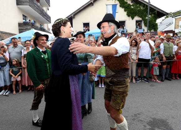 Tutzinger Fischerhochzeit, Polterabend am Gröberhof (Guggerhof) hier im Bild Mara Bove (als Braut) (li.) bei der Ankunft mit dem Vater des Bräutigam, Rudi Sigl *** Tutzing Fishermen s Wedding, pre-wedding party at the Gröberhof Guggerhof; pictured here is Mara Bove as the bride upon her arrival with the groom s father, Rudi Sigl