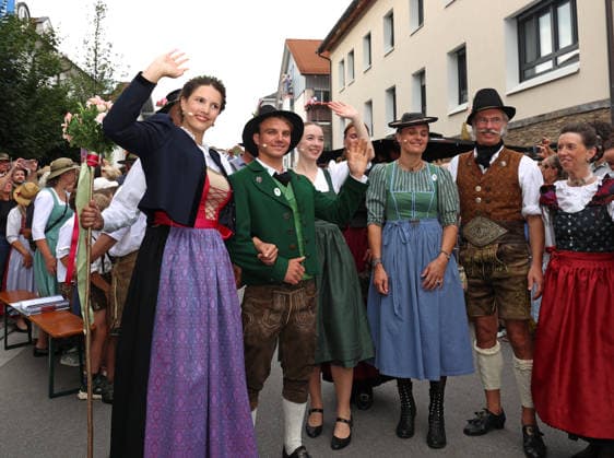Tutzinger Fischerhochzeit, Polterabend am Gröberhof (Guggerhof) hier im Bild das Tutzinger Brautpaar der Fischerhochzeit 2026 bei der Ankunft Mara Bove (als Braut) (li.) mit Valentin Müller (als Bräutigam) (re.) winkend und den Brauteltern *** Tutzing Fishermen s Wedding, pre-wedding party at the Gröberhof Guggerhof—pictured here are the Tutzing bride and groom of the 2026 Fishermen s Wedding upon their arrival: Mara Bove (bride, left) and Valentin Müller (groom, right) waving, along with the bride s parents