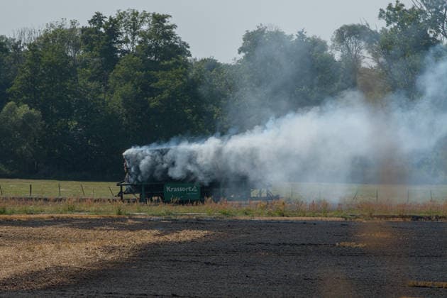 25.07.2026 Feldbrand bei Wadendorf Zörbig Anhalt-Bitterfeld Sachen-Anhalt Erster Feldbrand zwischen Wadendorf und Salzfurtkapelle. Ein mit Stroh beladener Anhänger brennt aus. Das Feld davor ist bereits abgebrannt. Zörbig Sachsen-Anhalt Deutschland *** July 25, 2026 Field fire near Wadendorf, Zörbig, Anhalt-Bitterfeld, Saxony-Anhalt First field fire between Wadendorf and Salzfurtkapelle A trailer loaded with straw burns to the ground The field in front of it has already burned down Zörbig, Saxony-Anhalt, Germany