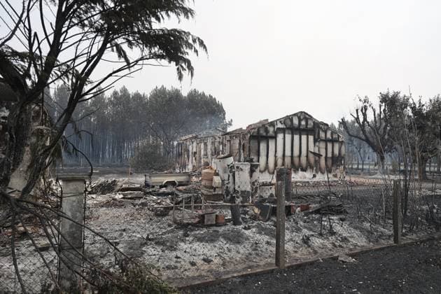 RECORD DATE NOT STATED Fires in Gironde, Lège PHOTOPQR SUD OUEST Photo by Fabien Cottereau Lège Fires in Gironde, Sainte-Hélène, Lacanau On the D106 road leading to Lège, the landscape is apocalyptic; numerous homes have been ravaged by the fire. Fires in southwestern France on July 25, 2026. On the D106 road leading to Lège, the landscape is apocalyptic; many homes have been devastated by the fire. Local Caption Lège, Gironde, France  Copyright: xPHOTOPQR SUDxOUEST MAXPPPxPhotoxFabienxCottereaux 20260725SDO1227 20260725SDO1227