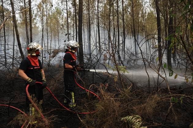 RECORD DATE NOT STATED Fires in Gironde: Sainte-Hélène and Lacanau PHOTOPQR SUD OUEST Photo by Fabien Cottereau Sainte-Hélène Fires in Gironde: Sainte-Hélène and Lacanau Between Sainte-Hélène and Lacanau, along the D06 and D05—this is the epicenter of the firefighters’ battle to protect both towns. The A400 and Dash aircraft have dropped fire retardant over the area. Fires in southwestern France on July 25, 2026 Local Caption Sainte-Hélène, Gironde, France  Copyright: xPHOTOPQR SUDxOUEST MAXPPPxPhotoxFabienxCottereaux 20260725SDO1217 20260725SDO1217