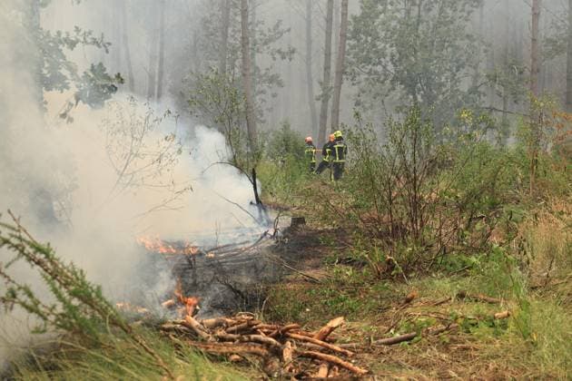News Bilder des Tages RECORD DATE NOT STATED Fires in Gironde: Sainte-Hélène and Lacanau PHOTOPQR SUD OUEST Photo by Fabien Cottereau Sainte-Hélène Fires in Gironde: Sainte-Hélène and Lacanau Between Sainte-Hélène and Lacanau, along the D06 and D05, this is the epicenter of the firefighters’ battle to protect both towns. The A400 and Dash aircraft have dropped fire retardant over the area. Fires in southwestern France on July 25, 2026 Local Caption Sainte-Hélène, Gironde, France  Copyright: xPHOTOPQR SUDxOUEST MAXPPPxPhotoxFabienxCottereaux 20260725SDO1205 20260725SDO1205