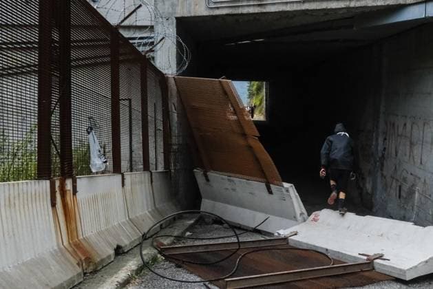 July 25, 2026, Torino: Durante le proteste dei No Tav, il cantiere di Chiomonte in Valle di Susa e stato attaccato su vari fronti da alcune centinaia di antagonisti che hanno lanciato bombe carta e pietre, mentre le forze dell ordine hanno risposto con lacrimogeni e idranti. Torino 25 luglio 2026. ANSA BRUNO BRIZZI - - - - - - - - - - - - - - - - - - - - - - - - - - - - - - - - - - - - - - - - - Smoke billows from a fire as anti-TAV activists storm the Turin-Lyon construction site during a No Tav protest in Chiomonte, Susa Valley, northern Italy, 25 July 2026. Hundreds of protesters stormed the work site of a planned high-speed train line between Turin and Lyon (TAV) near Turin, throwing firecrackers and stones and clashing with polic  - ZUMAa110 20260725_zaf_a110_004 Copyright: xAnsa BrunoxBrizzix