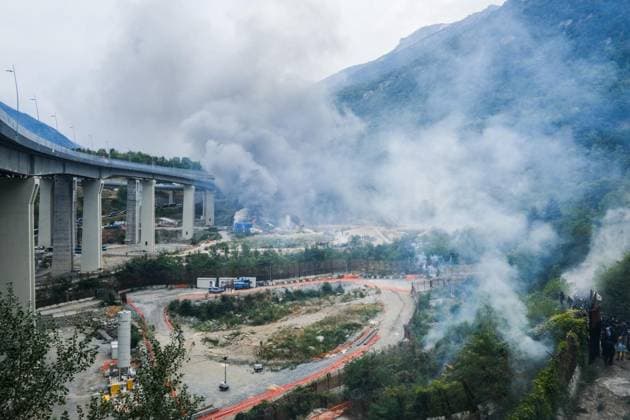 July 25, 2026, Torino: Durante le proteste dei No Tav, il cantiere di Chiomonte in Valle di Susa e stato attaccato su vari fronti da alcune centinaia di antagonisti che hanno lanciato bombe carta e pietre, mentre le forze dell ordine hanno risposto con lacrimogeni e idranti. Torino 25 luglio 2026. ANSA BRUNO BRIZZI - - - - - - - - - - - - - - - - - - - - - - - - - - - - - - - - - - - - - - - - - Smoke billows from a fire as anti-TAV activists storm the Turin-Lyon construction site during a No Tav protest in Chiomonte, Susa Valley, northern Italy, 25 July 2026. Hundreds of protesters stormed the work site of a planned high-speed train line between Turin and Lyon (TAV) near Turin, throwing firecrackers and stones and clashing with polic  - ZUMAa110 20260725_zaf_a110_005 Copyright: xAnsa BrunoxBrizzix