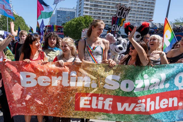 CSD Berlin 2026, Elif Eralp, (links), Linken-Spitzenkandidati für die Berliner Abgeordnetenhauswahl am 20. September 2026, große CSD-Parade am Samstag, Motto: Haltung ist hot, Berlin, 25. Juli 2026 Deutschland, Berlin, 25. Juli 2026, CSD Berlin 2026, CSD-Parade, Elif Eralp, (links), Linken-Spitzenkandidatin für die Berliner Abgeordnetenhauswahl am 20. September 2026, hinter dem Transparent: Berlin, sozial, queer, Elif wählen, Demonstrationszug von der Leipziger Straße über den Potsdamer Platz zum Brandenburger Tor, CSD-Motto: Haltung ist hot, Hunderttausende Teilnehmer, bunt geschmückte Wagen und zahlreiche Fußgruppen ziehen durch die Berliner Innenstadt, Christopher Street Day, 2. Tag des Berliner CSD-Wochenendes, Demonstration d