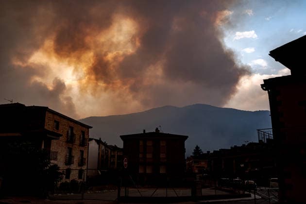 Evacuation of towns affected by the wildfires in Spain AVILA, SPAIN - JULY 25: Evacuation efforts continue in the towns affected by the wildfires as firefighters battle the blaze in La Adrada, Province of Avila, Spain, on July 25, 2026. Diego Radames Anadolu Avila Spain. Editorial use only. Please get in touch for any other usage.  Copyright: x2026xAnadoluxDiegoxRadamesx