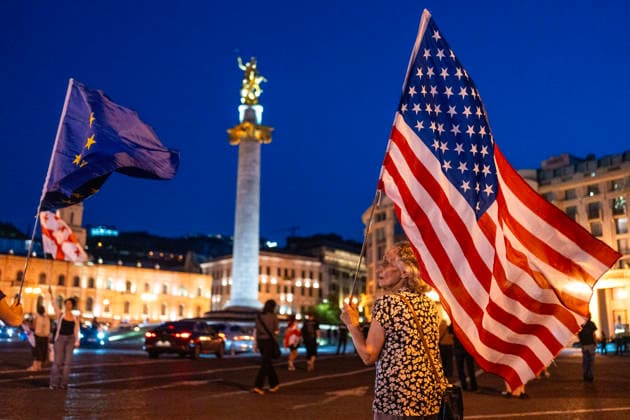 News Bilder des Tages July 25, 2026, Tbilisi, Georgia: Protesters carry U.S., European Union and Georgian flags as they mark the 605th day of anti-government rally in Tbilisi, Georgia. Tbilisi Georgia  - ZUMAz174 20260725_zip_z174_009 Copyright: xMoexZoyarix