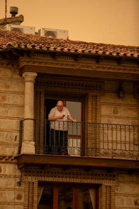 The Infocam Plan Raises the Almorox, Toledo Fire to Level 2 A resident, on July 25, 2026, in Almorox, Toledo, Castilla-La Mancha, Spain The Infocam Plan has raised the Almorox, Toledo fire to Level 2, as reported by the Castilla-La Mancha Forest Fire Prevention and Suppression Unit on its social media accounts. Five aerial resources, 40 ground resources, and 189 personnel are currently working on fire suppression efforts in the area. Due to a change in wind direction, the fire in the Sierra Oeste of Madrid has spread into the province of Toledo via the Almorox area. JULY 25, 2026 FIRE NEIGHBORS LEVEL 2 Juanma Jimé Almorox, Toledo, Castilla-La Man Almorox, Toledo, Castilla-La Man Spain  Copyright: xJuanmaxJimÃ nezx 7687860