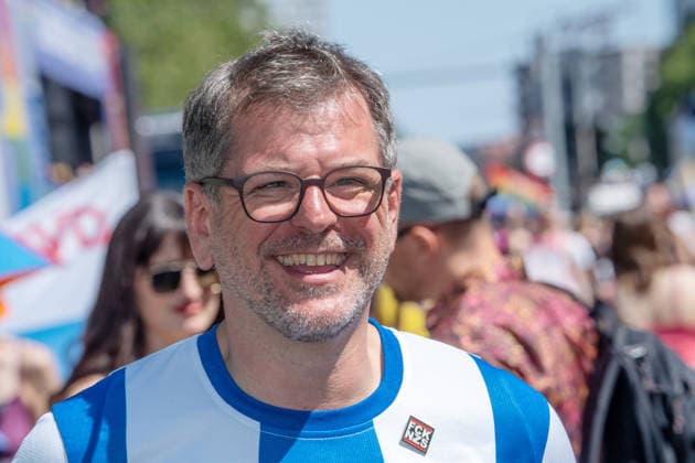 CSD Berlin 2026, Werner Graf, GRÜNEN-Spitzenkandidat für die Berliner Abgeordnetenhauswahl am 20. September 2026, große CSD-Parade am Samstag, Motto: Haltung ist hot, Berlin, 25. Juli 2026 Deutschland, Berlin, 25. Juli 2026, CSD Berlin 2026, CSD-Parade, Werner Graf, GRÜNEN-Spitzenkandidat für die Berliner Abgeordnetenhauswahl am 20. September 2026, im Hertha-BSC-Trikot, Demonstrationszug von der Leipziger Straße über den Potsdamer Platz zum Brandenburger Tor, CSD-Motto: Haltung ist hot, Hunderttausende Teilnehmer, bunt geschmückte Wagen und zahlreiche Fußgruppen ziehen durch die Berliner Innenstadt, Christopher Street Day, 2. Tag des Berliner CSD-Wochenendes, Demonstration der queeren Community für gesellschaftliche Vielfalt und